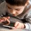 Психолог объяснил, почему до 14 лет стоит ограничить ребенка в смартфоне