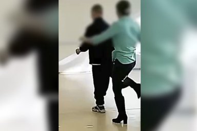 Преподавательница российского колледжа пнула ногой студента