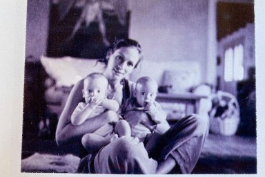 Джулия Робертс опубликовала архивное фото с двойняшками