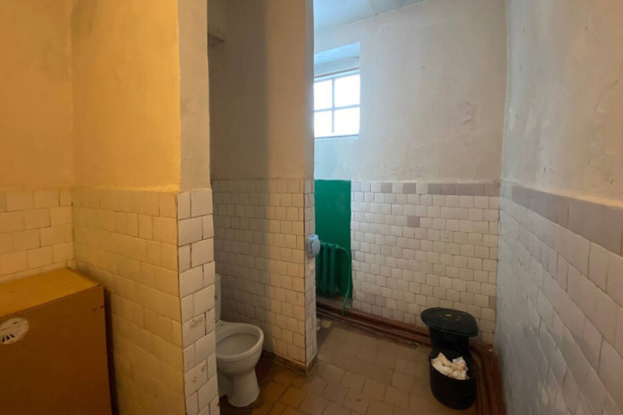 В российской школе первоклассникам предлагают ходить в туалет в ведро