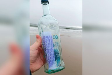 Россияне нашли бутылку с посланием, отправленную молодоженами из Польши