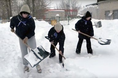 В российском регионе подростки помогают дворникам с расчисткой снега