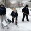 В российском регионе подростки помогают дворникам с расчисткой снега