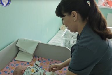 Российские врачи выходили новорожденного с рекордно низким весом