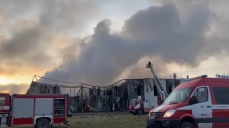 Крупный пожар на латвийской фабрике дронов потушен