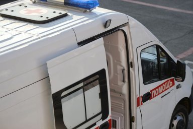 В Новосибирске под окнами многоэтажки нашли тело школьницы