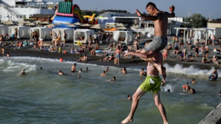 Синоптик рассказал, сколько продлится купальный сезон на Черном море