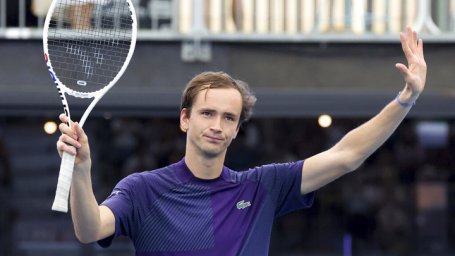 Медведев вышел в полуфинал турнира в Аделаиде