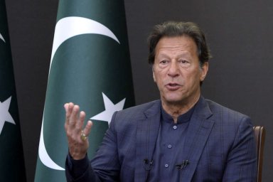 Полиция Пакистана сообщила об аресте 61 человека у дома экс-премьера Хана