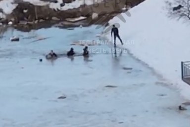 В Твери два подростка провалились под лед