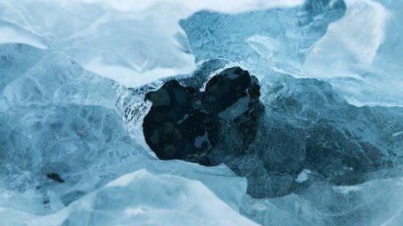 На Камчатке 11 человек провалились под лед вместе со снегоходом