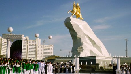 В Туркмении возвели 43-метровый памятник Аркадагу