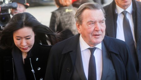 Стало известно о компенсации жене экс-канцлера ФРГ Шредера после ее увольнения