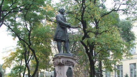В Днепропетровске сносят памятник Ломоносову