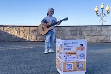 Участник шоу «Голос. Дети» поет на улице, чтобы собрать деньги на помощь больному другу