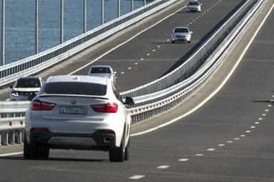 Автодвижение по Крымскому мосту приостановлено