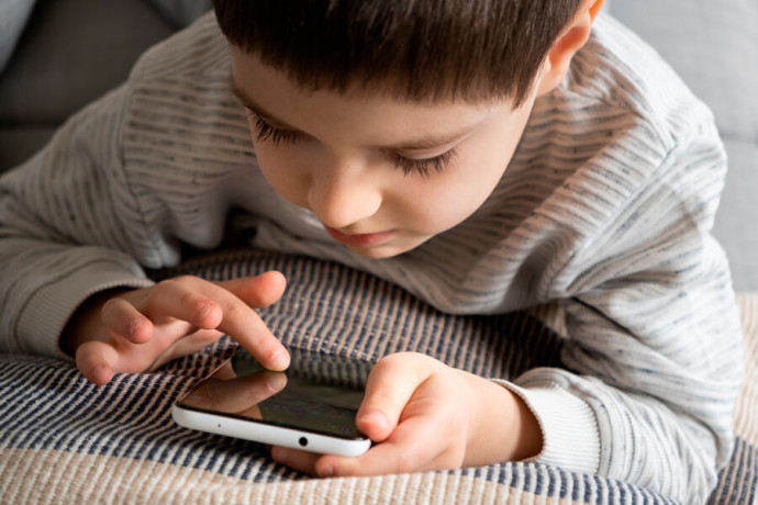 Психолог объяснил, почему до 14 лет стоит ограничить ребенка в смартфоне