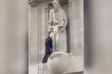 Человек-паук атаковал статую у здания «Би-би-си»