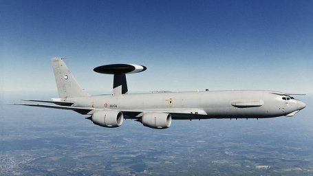 НАТО перебросила самолеты AWACS к границе России