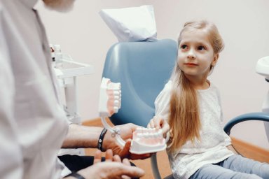 Врач рассказала, что нужно успеть сделать у стоматолога ребенку перед 1 сентября