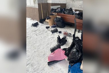 «Выбросили по-свински»: московская школа выкинула на улицу вещи учеников из раздевалки