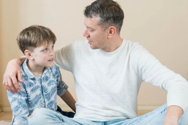Психолог дала советы, как отвечать на неудобные вопросы ребенка