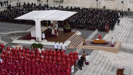 В Ватикане завершилась торжественная церемония похорон Бенедикта XVI