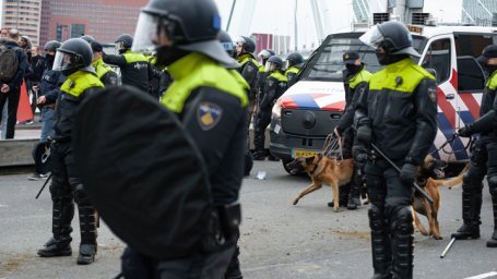 Сотни человек задержаны в ходе протестов в Нидерландах