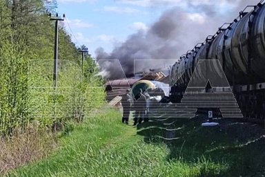 В Брянской области грузовой поезд сошел с рельсов из-за подрыва железной дороги