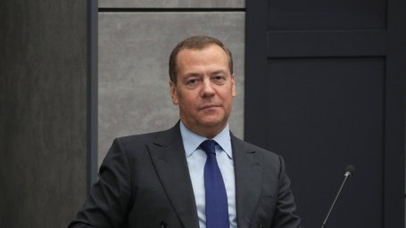 Медведев поздравил Запад с Новым годом футуристическим прогнозом