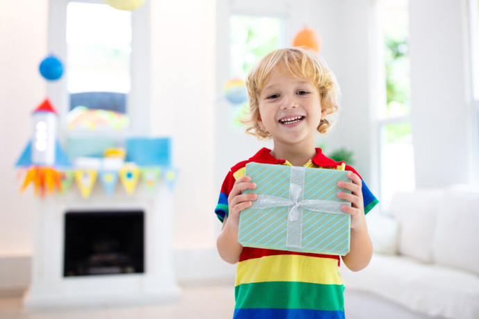 Родителям дали советы, что делать, если ребенок постоянно просит подарки