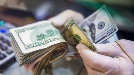 Курс доллара превысил 72 рубля впервые с 9 января