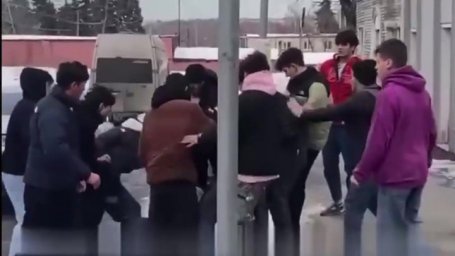 Мигранты избили заступившегося за школьницу молодого человека