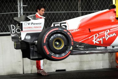 Два болида «Формулы-1» разбило люками на первой практике Гран-при в Лас-Вегасе