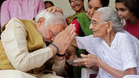 У премьера Индии умерла 99-летняя мать