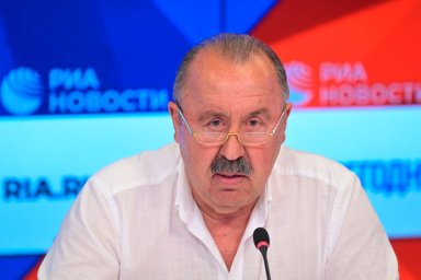 Газзаев призвал тренерский штаб сборной России заканчивать с экспериментами