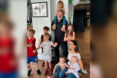 Жена Алека Болдуина показала, как актер провел свой выходной с семью детьми в перерывах между киносъ