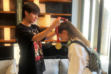 Российской фигуристке Валиевой подарили копию золотой медали ОИ-2022