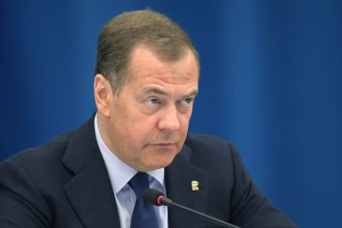 Медведев: Запад вооружает Украину до зубов и говорит об агрессии России