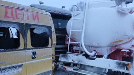 Школьный микроавтобус попал в массовое ДТП на Сахалине
