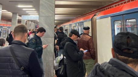 Пассажиры устроили драку на станции метро "Баррикадная"