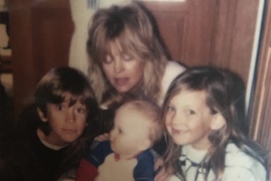 Кейт Хадсон опубликовала архивное фото с мамой