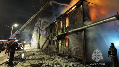 Ночью в Сыктывкаре полностью выгорел многоквартирный дом