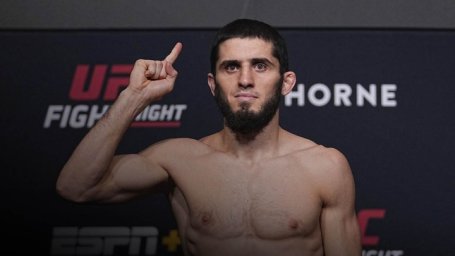 Махачев и Волкановски провели дуэль взглядов перед боем в UFC