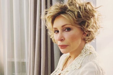 Актриса Татьяна Васильева сняла парик в студии ток-шоу