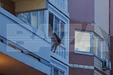 Девятилетняя девочка «на слабо» повисла на балконе 19-го этажа в Москве