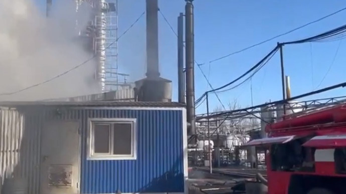 Завод нефтепереработки загорелся в Ростовской области