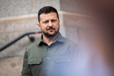 Экс-советник Пентагона обвинил Зеленского в попытке лишить украинцев всех прав