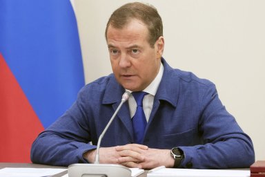 Медведев вспомнил песню American Idiot после шутки Байдена про ИИ