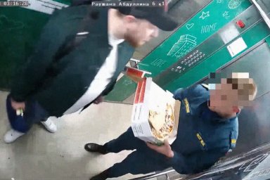 В Тюмени сотрудник МЧС набрал в рот пиццу и заплевал ей лифт, попав на камеру